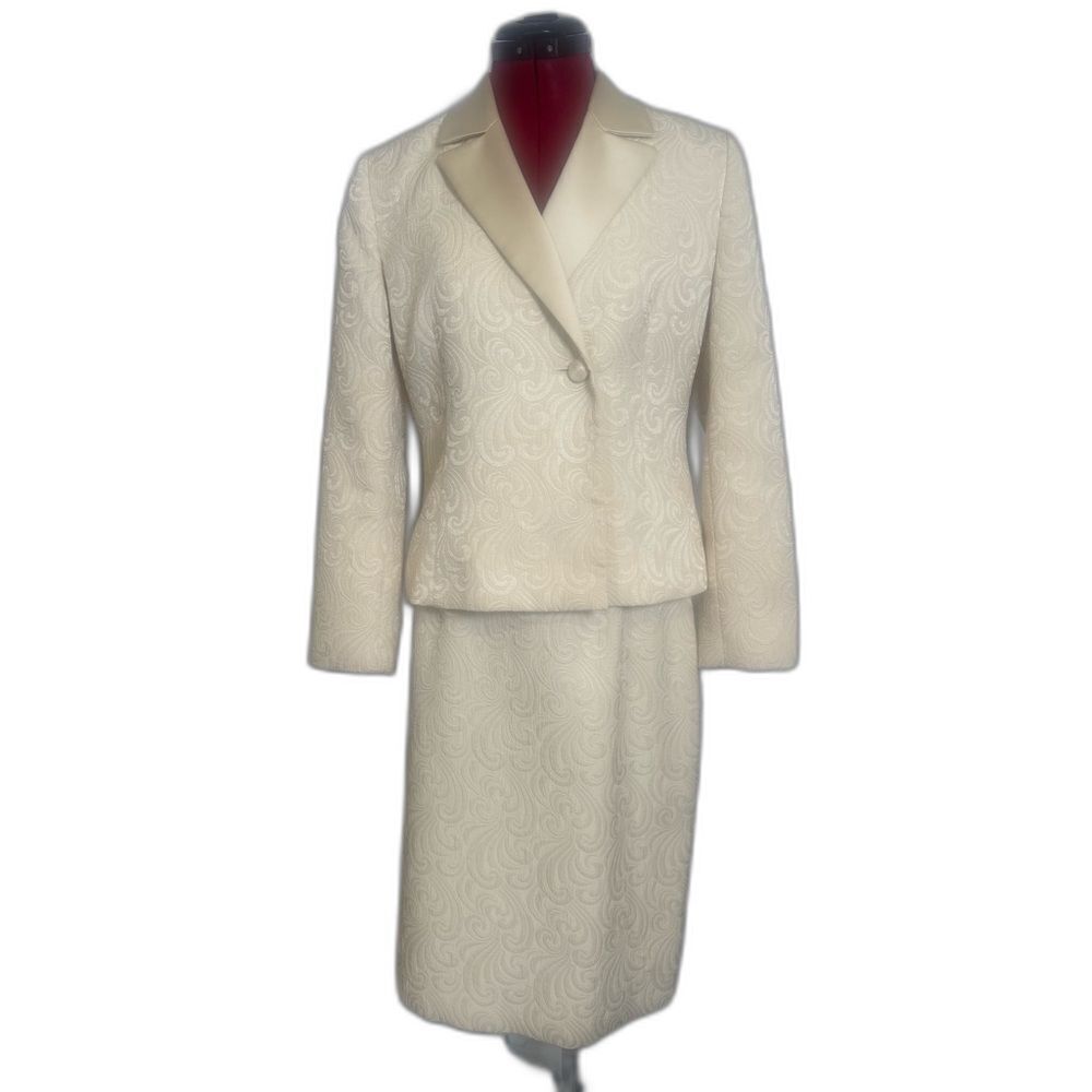 Le Suit Skirt Suit Woman's Size 6P/8P Cream 2-Piece Set Blazer (6P) & Skirt (8P)